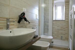 une salle de bain avec un lavabo et des toilettes dans l'établissement Casa Brin, à La Spezia 29 autres photos