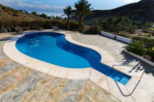 una piscina con un camino de piedra alrededor en Bitacora, en Las Negras