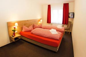 Un pat sau paturi într-o cameră la Braugasthof Trompete