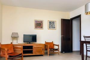 Camera con scrivania, TV e sedie. di Bitacora a Las Negras