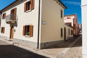 una strada in un centro storico con edifici di CelesteDiMare a Palau