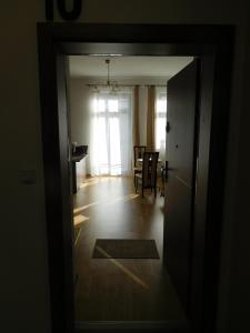 ヴィエリチカにあるApartament DERUBEISのリビングルーム(テーブル付)への開放ドア