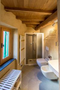 uma casa de banho com um chuveiro, um WC e um lavatório. em Villa Amamòse em Bracelli