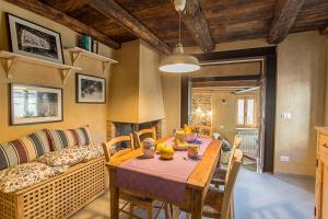 uma sala de jantar com uma mesa e um sofá em Villa Amamòse em Bracelli