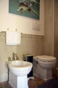 A bathroom at Rifugio Nel Bosco