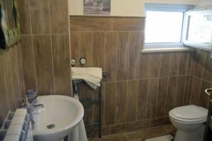 A bathroom at Rifugio Nel Bosco