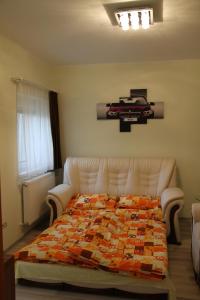 Postel nebo postele na pokoji v ubytování Dzsigoló Apartment