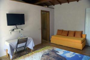 A television and/or entertainment centre at Rifugio Nel Bosco