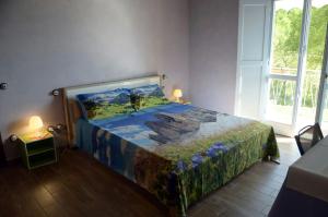 リエーティにあるRifugio Nel Boscoの窓付きの部屋にベッド付きのベッドルーム1室があります。
