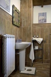 een badkamer met een wastafel en een spiegel bij Rifugio Nel Bosco in Rieti