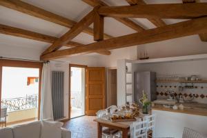 sala de estar con techos de madera, mesa y sillas en CelesteDiMare, en Palau