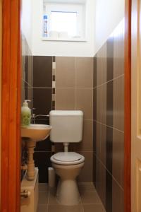 Koupelna v ubytování Dzsigoló Apartment + 16 fotografií