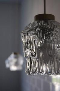 a close up of a clear glass chandelier at SCHÖNER WOHNEN IM DENKMAL - großzügig geschnitten, kostenfreies WLAN in Leipzig