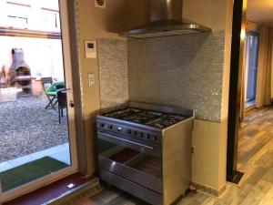 a kitchen with a stove top oven in a room at Loft l atelier de Jacques près de Chablis in Villy
