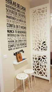 una habitación con 2 taburetes y una pared con un mural en APARTMENT La CALA DESING a 150 m. del MAR. en La Cala de Mijas