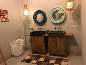 ein Badezimmer mit Waschbecken und Spiegel in der Unterkunft Seabirds Bed and Breakfast in Jepara
