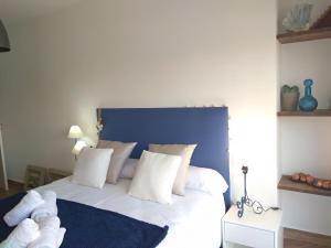 Łóżko lub łóżka w pokoju w obiekcie Apartamento a 150 metros del Mar, parking y Wifi