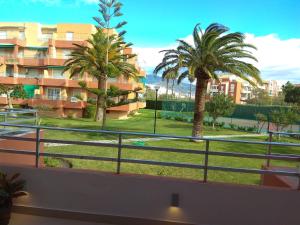 Ogród w obiekcie Apartamento a 150 metros del Mar, parking y Wifi