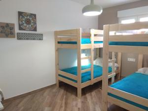 サロブレーニャにあるApartamento a 150 metros del Mar, parking y Wifiの二段ベッド3組が備わる客室です。