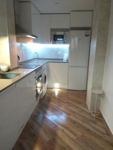 Kuchnia lub aneks kuchenny w obiekcie Apartamento a 150 metros del Mar, parking y Wifi