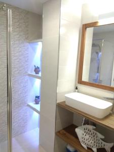 łazienka z umywalką i lustrem w obiekcie Apartamento a 150 metros del Mar, parking y Wifi w mieście Salobreña +18 zdjęć