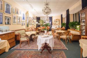 un restaurante con mesas y sillas en una habitación en Das Literaturhotel Berlin, en Berlín