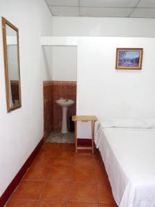 Et badeværelse på Hospedaje y Cafe Ruiz