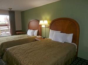 Tempat tidur dalam kamar di Americas Best Value Inn - Augusta / South