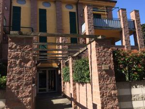 una casa con un passaggio che porta alla porta d'ingresso di Casa Lorelei a Sestri Levante