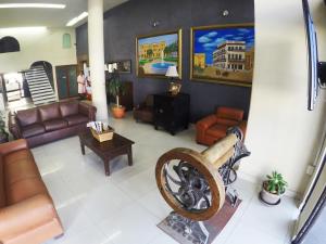 Hotel Oriente في فيراكروز: غرفة معيشة مع أريكة وطاولة