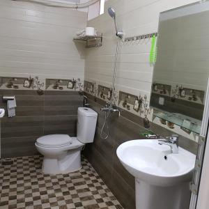 a bathroom with a toilet and a sink at Bac Huong Hotel in Kon Tum (2)