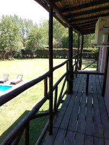 - une terrasse couverte en bois avec vue sur la cour dans l'établissement Ayres de Vistalba, à Luján de Cuyo