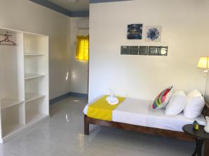 Letto o letti in una camera di Neptune Diving Resort Moalboal