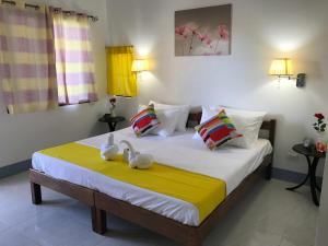 una camera da letto con un letto con due asciugamani sopra di Neptune Diving Resort Moalboal a Moalboal