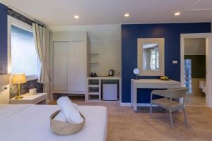 een slaapkamer met een bed, een bureau en een stoel bij Let's Hyde Pattaya Resort & Villas - Pool Cabanas in Noord Pattaya