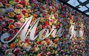 un muro di fiori con la parola sorriso di Mori Inn a Beipu