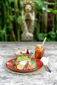 twee borden eten bovenop een tafel bij Imagine Bali in Ubud