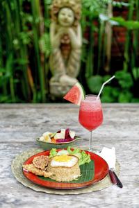 ウブドにあるイマジン バリの食べ物と飲み物を一皿用意したテーブル