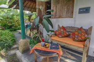 een woonkamer met een bank en een tafel bij Imagine Bali in Ubud