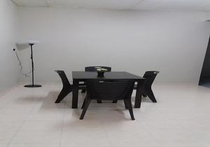 uma mesa preta e cadeiras num quarto em Taman Tanjung Minyak Homestay em Malaca