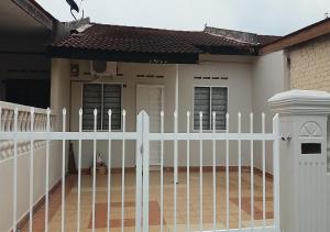 een wit hek voor een huis bij Taman Tanjung Minyak Homestay in Melaka