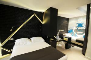 1 dormitorio con cama y pared negra en Arc de Triomphe Etoile en París