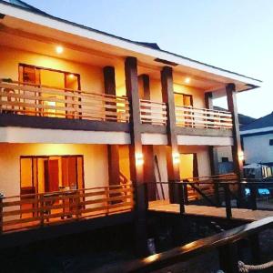 Infinity Sands Resort في سيكويجور: منزل كبير مع شرفة