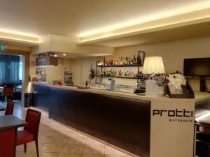 A área de bar ou lounge em Albergo Ristorante Protti