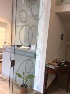 カステッランマーレ・デル・ゴルフォにあるAi Gradini Affittacamereの鏡と植物のテーブルが備わる部屋