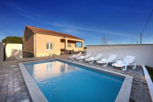 Bazén v ubytovaní Holiday Home Luka alebo v jeho blízkosti