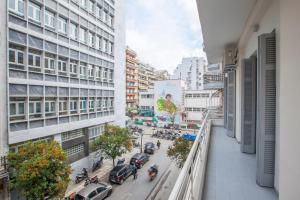 widok na ulicę miejską z budynku w obiekcie Thessaloniki Center Apartments w Salonikach