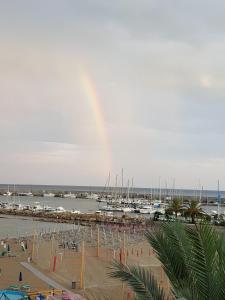 una spiaggia con un gruppo di barche in acqua di Appartamento Trento Trieste a Sanremo