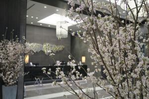 een bos witte bloemen in een lobby bij Hotel Ole in Fujieda