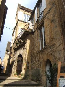 サルラ・ラ・カネダにあるLa Maison du Notaire Royalの側面にバルコニーが付く古い石造りの建物